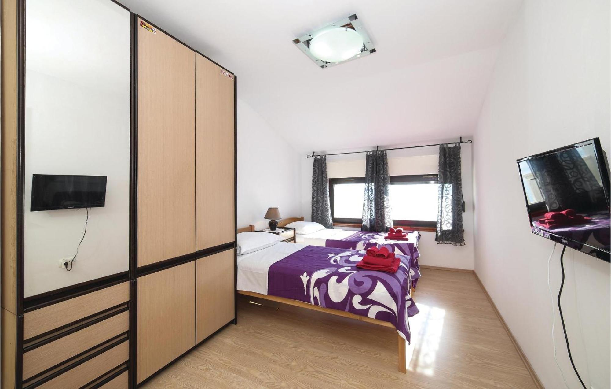 3 Bedroom Cozy Apartment In Kastel Kambelovac Kaštela Εξωτερικό φωτογραφία