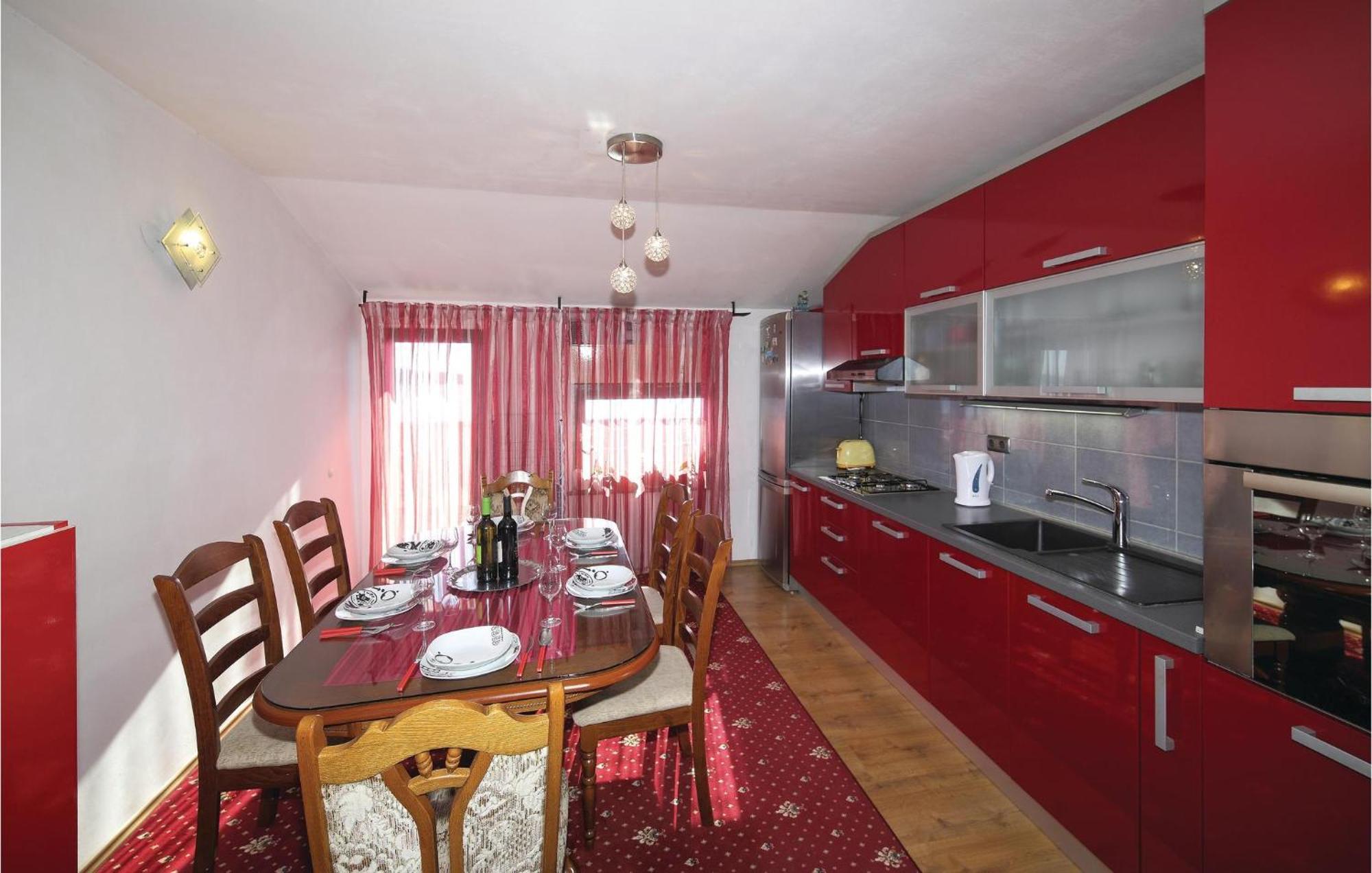 3 Bedroom Cozy Apartment In Kastel Kambelovac Kaštela Εξωτερικό φωτογραφία